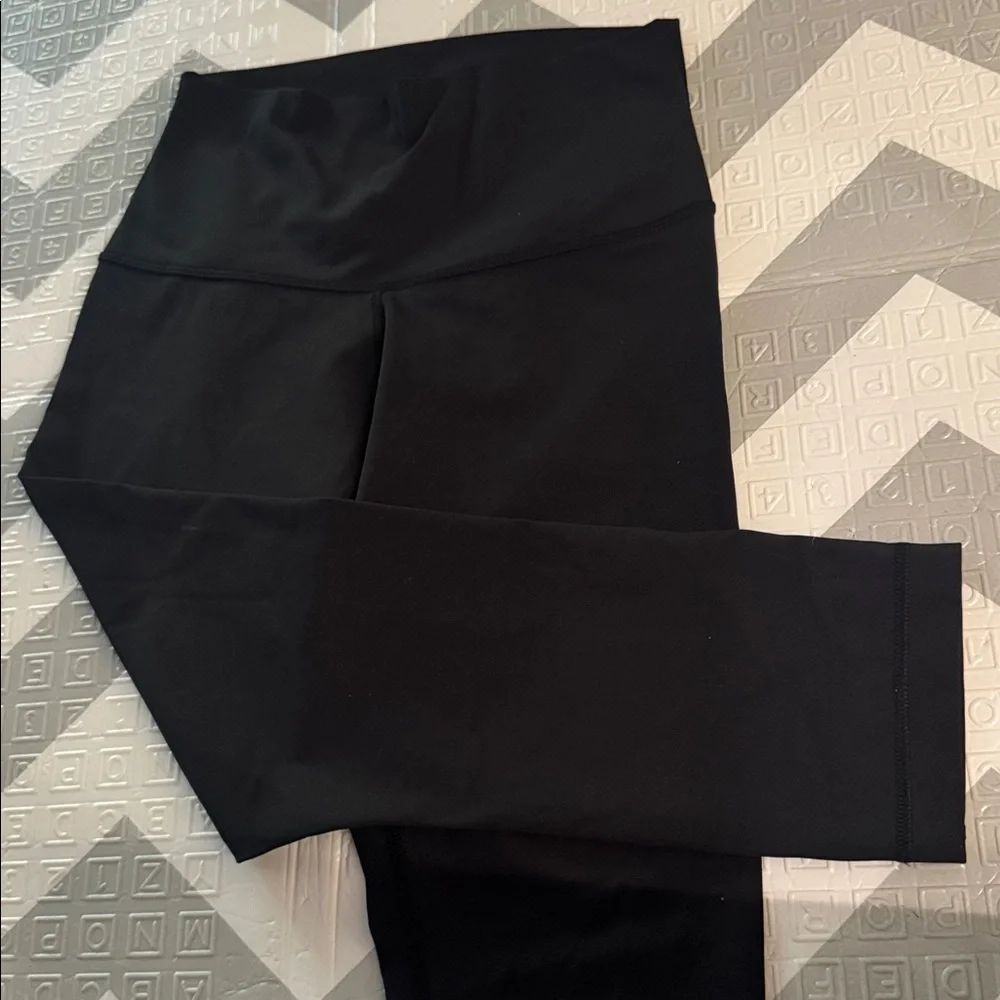 Lululemon Black High Rise Cropped Leggings | Size 4 | Classic Workout Pants - Picture 4 of 4